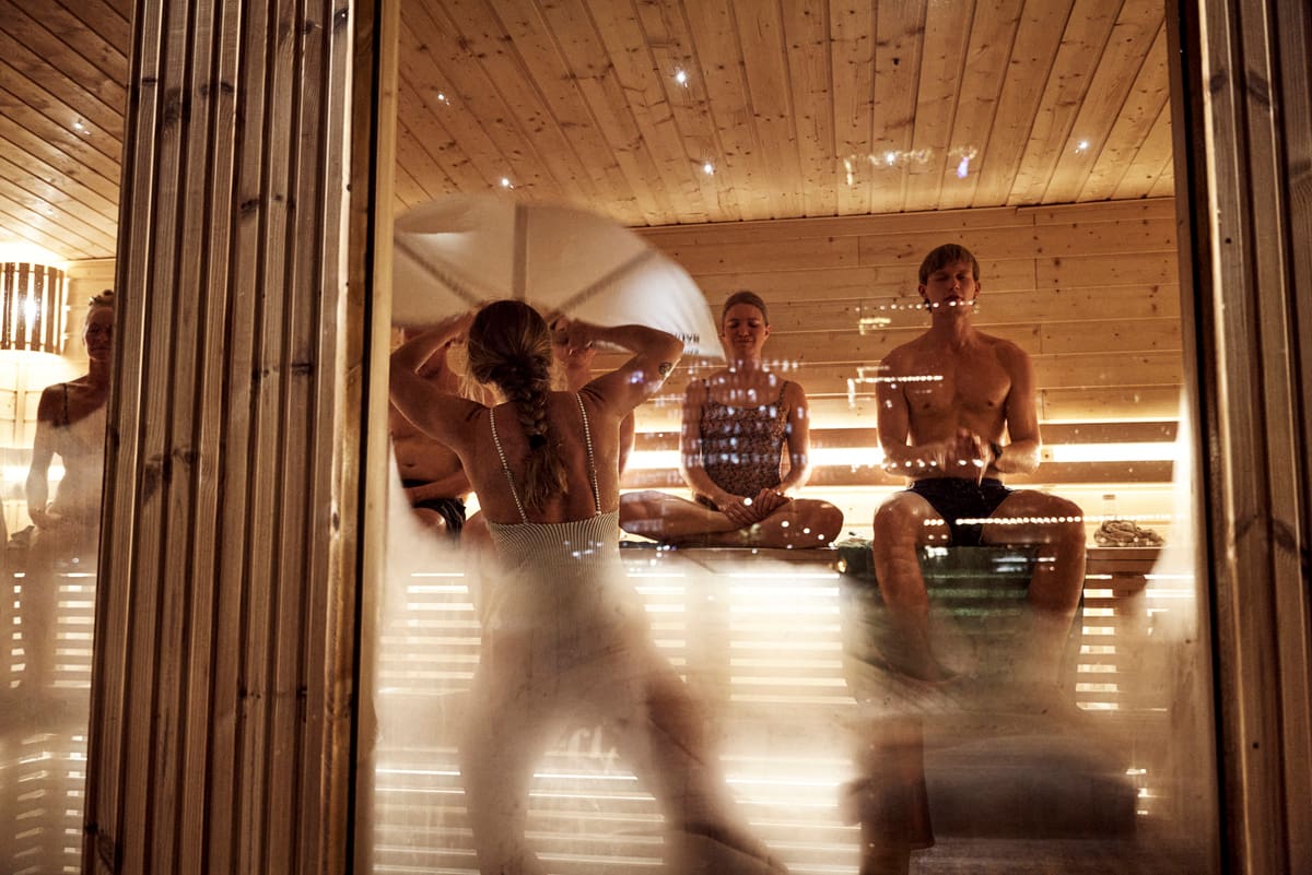 An Icebreak facilitator leading an aufguss session in a warm sauna